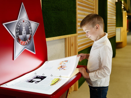 Интерактивная проекционная книга "Страницы памяти" - инсталляция в военно-патриотическом оформлении.