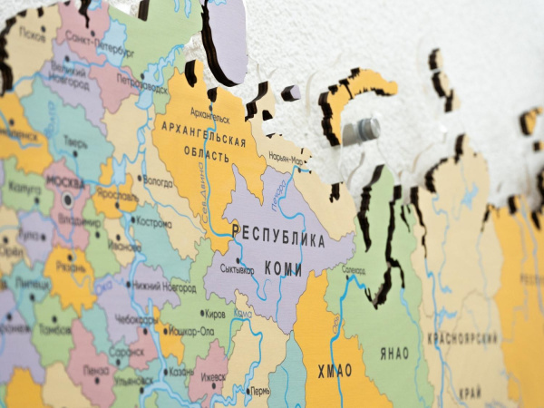 Административная карта России из дерева на стену "Родина моя" 900×511×30мм.